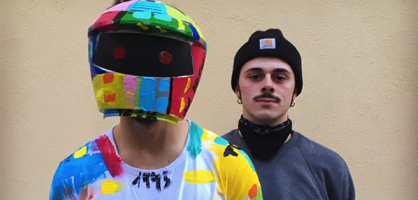 Tosh alla fine della performance con il risultato del suo lavoro.