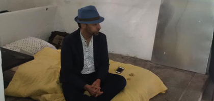 Nicola Bertoglio sul suo giaciglio durante la performance.