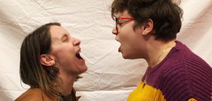 Una delle coppie fotografate durante la performance.