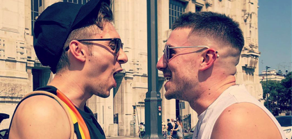 "Dopo 50 anni dai moti di Stonewall, che hanno di fatto dato il via al movimento di liberazione gay, la nostra politica è ancora tristemente ostile verso i diritti delle persone lgbtq e in particolare verso le forme di famiglie diverse da quelle tradizionali. Questa mia azione è nata dall'urgenza di rispondere all'odio con un urlo di amore e di gioia."                                                                                          Nicola Bertoglio, artista iphoneografo.  All’interno di Art Mall Milano, galleria d'arte e concept bar, verranno fotografate delle coppie gay ed etero che si urlano TI AMO reciprocamente. Queste grida d’amore, immortalate dall'artista con il suo smartphone, saranno diffuse sui social networks affinché, nel illimitato spazio del web, continuino per sempre a riecheggiare.  La gioia con cui le persone parteciperanno a questo momento di condivisione diventerà di conseguenza un atto politico forte, ma festoso, con il quale dimostrare che alla fine trionfa solo chi apre il proprio cuore alla speranza e guarda al futuro senza mai prevaricare sugli altri.  Per partecipare attivamente a questa performance è necessario avere un account Instagram e postare le proprie fotografie e/o i propri video usando l’hashtag: #iltiamomuto In questo modo le opere dell’artista e quelle del pubblico saranno visibili a tutti e resteranno su Instagram a perenne ricordo della comunità che si è creata attorno a questa idea e a questa denuncia.   -----------------------------------  https://www.instagram.com/explore/tags/iltiamomuto/  -----------------------------------  Articolo pubblicato da “il Giorno” quotidiano di Milano.      Una coppia mentre si urla “ti amo” durante la parata del Pride 2019.