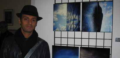 Nicola Bertoglio accanto alle sue opere esposte presso AccorsiArte.