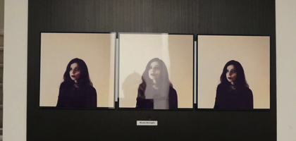 L’opera “Cercando la voce” esposta durante l’evento.