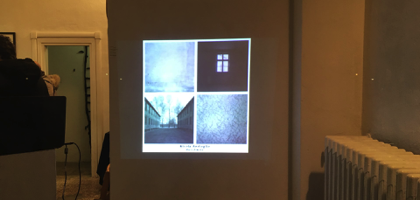 La proiezione dell’opera “Auschwitz” collocata presso gli uffici di ANED nella Casa della Memoria a Milano. Nicola Bertoglio ha inteso così creare un legame tra i tre diversi luoghi: quello della mostra, la Casa della Memoria e infine Auschwitz dove tutto e partito.