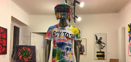 La scultura “Boy/Tosh” presente alla mostra assieme alle opere di Nicola Bertoglio.