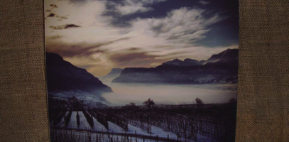 Una delle foto su tela esposte presso la Chiesa di Santa Maria delle Periclitanti, a Napoli.